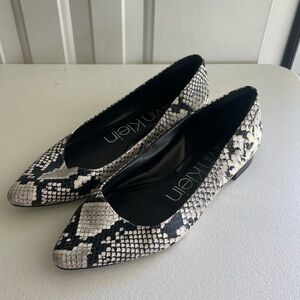 Calvin Klein black white reptile point toe flats